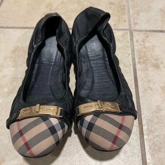 Burberry flats - Picture 1 of 3